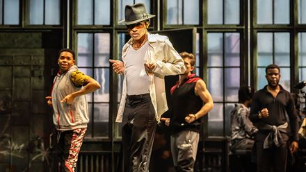 Voyez Myles Frost dans le rôle de Michael Jackson dans MJ the Musical, et découvrez la personnalité du légendaire roi de la pop. Image reproduite avec l'aimable autorisation de Dewynters/ crédit photo : Johan Persson.