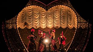 Ein buntes Cabaret auf der Bühne des Moulin Rouge Musicals