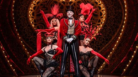 Harold Zidler, der Besitzer des Cabaret Moulin Rouge steht auf der Bühne des Piccadilly Theatre in London. Bild mit Genehmigung von Dewynters.