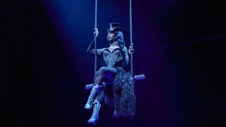 Erleben Sie eine Liebesgeschichte, in der Leidenschaft und Überleben miteinander verwoben sind, in Moulin Rouge! Das Musical im Piccadilly Theatre. Bild mit Genehmigung von Dewynters / Fotonachweis: Matt Crockett.