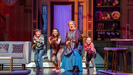 Machen Sie sich bereit, beim brandneuen Mrs. Doubtfire Comedy-Musical abzurocken! Bild mit Genehmigung von London Theatre Direct.