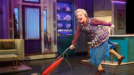 Es ist Zeit, das lustigste Kindermädchen der Welt in Mrs Doubtfire, dem Comedy-Musical, kennenzulernen. Bild mit Genehmigung von Storyhouse PR/Manuel Harlan.