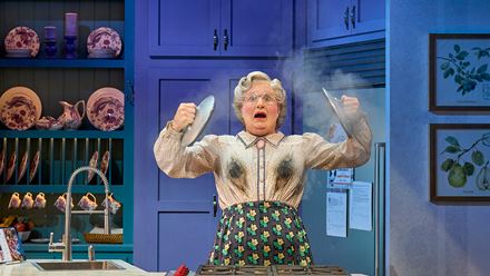 Amüsieren Sie sich bei Mrs. Doubtfire im Shaftesbury Theatre. Bild mit Genehmigung von Storyhouse PR/Manuel Harlan.