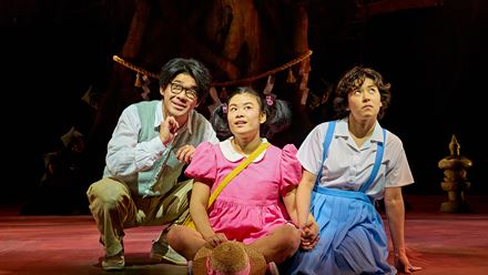 Découvrez le récit plein d'aventures de Mon Voisin Totoro qui fait son retour très attendu sur le West End. Crédit Photo Manuel Harlan (Production 2022)