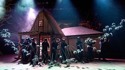 See the whimsical spirit of the forest return to the stage of the Gillian Lynne Theatre in the incomparable My Neighbour Totoro. My Neighbour Totoro production images, 2023. Photo by Manuel Harlan (c) RSC, with Nippon TV