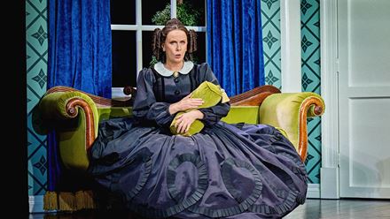 Catherine Tate takes on the role of Mary Todd Lincoln in Oh, Mary! at the Trafalgar Theatre in London. Image courtesy of London Theatre Direct.