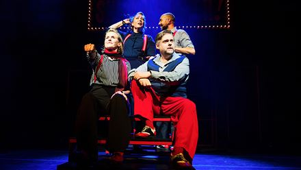 La comédie musicale primée Showstopper ! revient au Cambridge Theatre pour une nouvelle saison d'improvisation. Crédit photo : Alex Brenner.