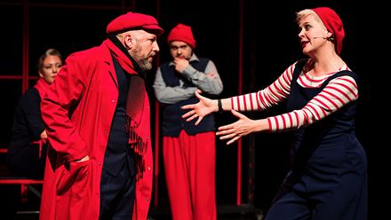 Retrouvez la comédie musicale d'improvisation et la sensation Showstopper ! dans le West End de Londres, avec un spectacle différent à chaque fois que la troupe monte sur scène. Crédit photo : Alex Brenner.