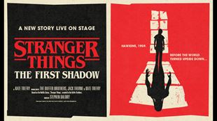 Poster officiel de la nouvelle pièce très attendue de Stranger Things montrant l'ombre d'une personne regardant par la fenêtre sur fond rouge.