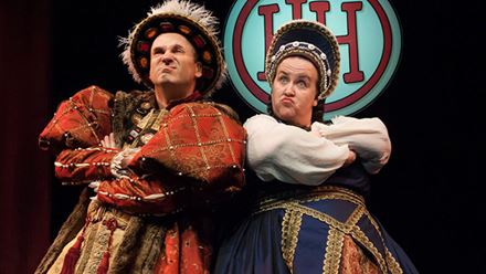 Erleben Sie die Geschichte Englands auf eine humorvolle Art und Weise mit Terrible Tudors im Garrick Theatre. Bild mit Genehmigung von SEE Tickets. 