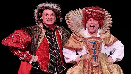 Entdecken Sie diesen Sommer eine Produktion der Birmingham Stage Company mit Horrible Stories, Terrible Tudors im Garrick Theatre. Bild mit Genehmigung von Mark Douet. 
