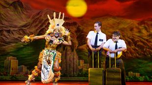 Elder Price und Elder Cunningham auf der Bühne vor dem Hintergrund eines Sonnenuntergangs.