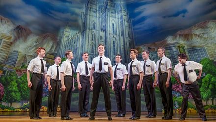 Schauen Sie sich The Book of Mormon an, eine satirische Musical-Komödie, über die Sie sich kaputtlachen werden. Bild mit Genehmigung von Dewynters. 