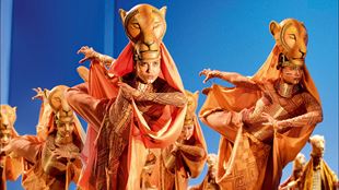 Les interprètes des lionnes de la comédie musicale Le Roi Lion dansent sur scène lors d'une scène de chasse.
