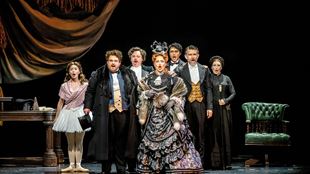 La troupe du Fantöme de l"opéra se trouve sur la scène habillée de costumes d'époque.