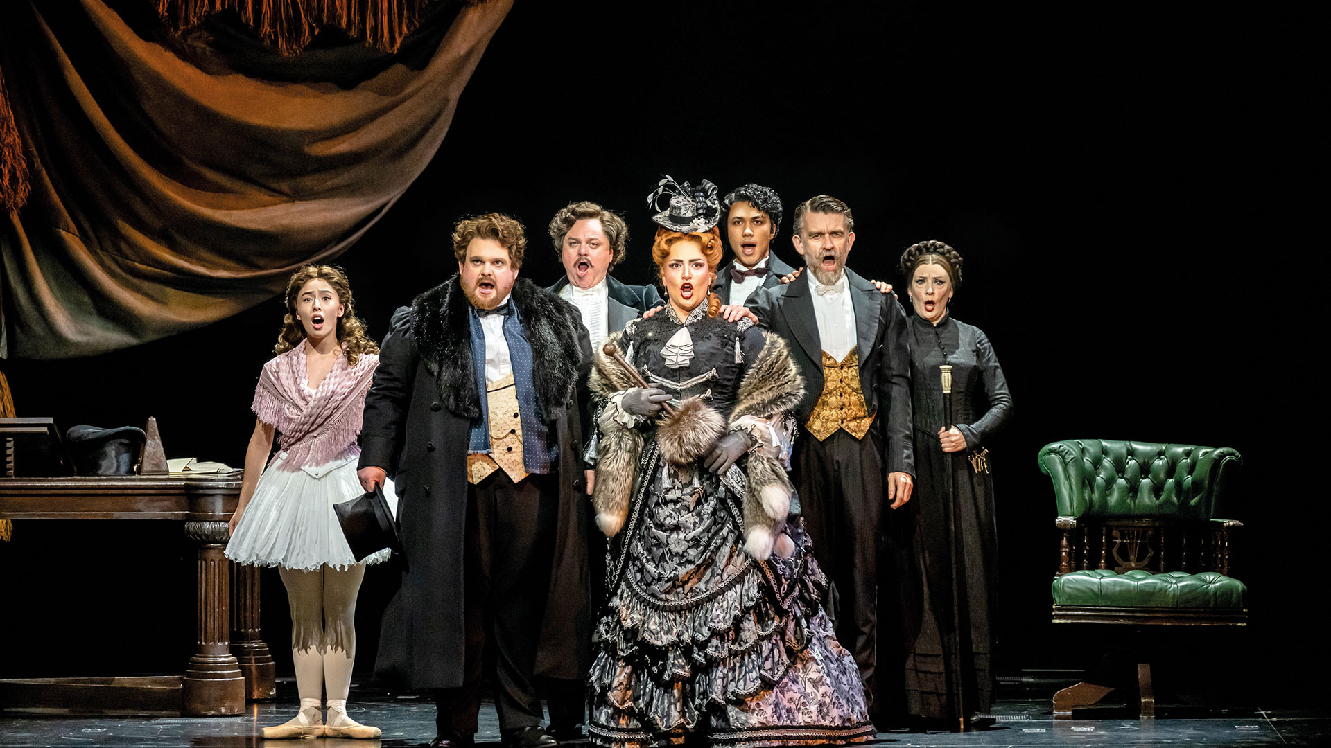 Laissez-vous éblouir par Le Fantôme de l'Opéra, une magnifique comédie musicale qui se déroule au cœur de l'Opéra de Paris. Avec l'aimable autorisation de London Theatre Direct. La troupe du Fantöme de l