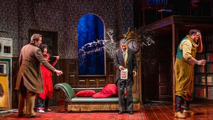Voyez les acteurs se débattre dans une série de mésaventures inattendues dans The Play That Goes Wrong (La pièce qui tourne mal). Avec l'aimable autorisation de Storyhouse PR / Crédit photo: Matt Crockett.