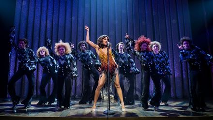 Découvrez l'histoire inédite de Tina Turner et comment la chanteuse légendaire a osé défier les limites pour atteindre de nouveaux sommets. Avec l'aimable autorisation de London Theatre Direct. Crédit photo : Matt Crockett.