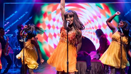 Voyez la reine du rock and roll prendre son envol dans la comédie musicale Tina Turner. Avec l'aimable autorisation de London Theatre Direct. Crédit photo : Matt Crockett.