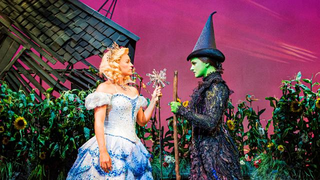 Helen Woolf (Glinda) and Nikki Bentley (Elphaba) in Wicked im Apollo Victoria Theatre. Bild mit Genehmigung von Jo Allan PR. Fotorechte: Matt Crockett. Die gute Hexe Glenda und die böse Hexe Elphaba vom Londoner Musical Wicked im Apollo Victoria Theatre.