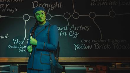 Erleben Sie die Geschichte des Königreichs Oz aus der Sicht von Elphaba in Wicked the Musical. Bild mit Genehmigung von London Theatre Direct/ Bildnachweis: Matt Crockett.
