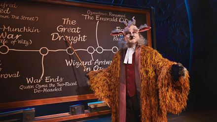 Simeon Truby joue le rôle du Dr Dillamond dans la comédie musicale Wicked, à Londres. Image fournie par Matt Crockett.