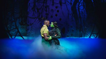 Suivez le destin d'Alphaba qui cherche à rester fidèle à elle-même dans la comédie musicale primée Wicked, actuellement à l'affiche à l'Apollo Victoria. Avec l'aimable autorisation de London Theatre Direct/ crédit photo: Matt Crockett.