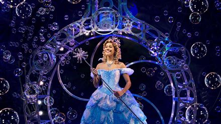 Découvrez Lucy St Louis dans le rôle de Glinda la bonne sorcière dans la comédie musicale Wicked à l'Apollo Victoria. Image reproduite avec l'aimable autorisation de Storyhouse PR/crédit photo Matt Crockett.