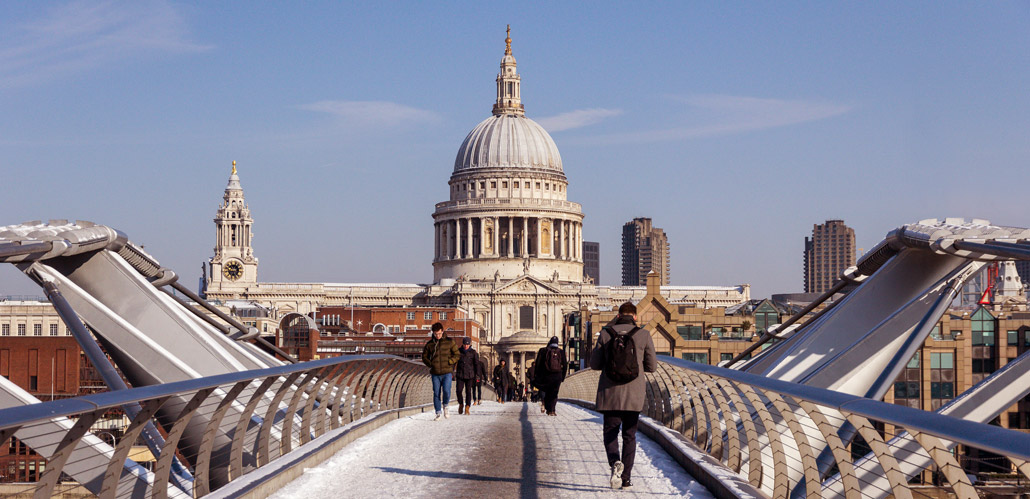 Le Millenium Bridge, pont à l'architecture moderne, relie la rive sud à la cathédrale St Paul sur Londres.