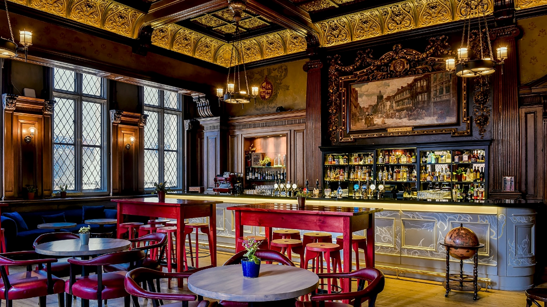 The eccentric pub surroundings with chandeliers, wooden tables and modern bar stools mix old and new