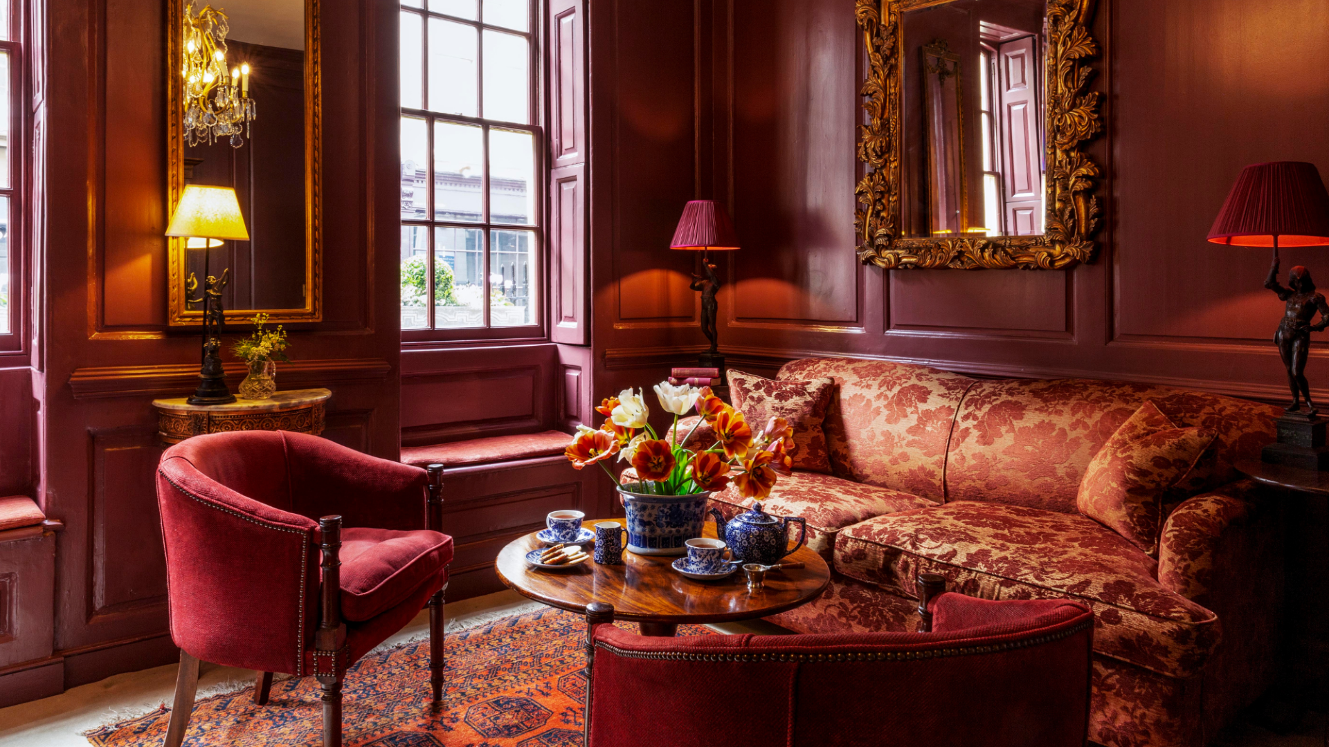 Hazlitt's sitting room with sofa and chairs