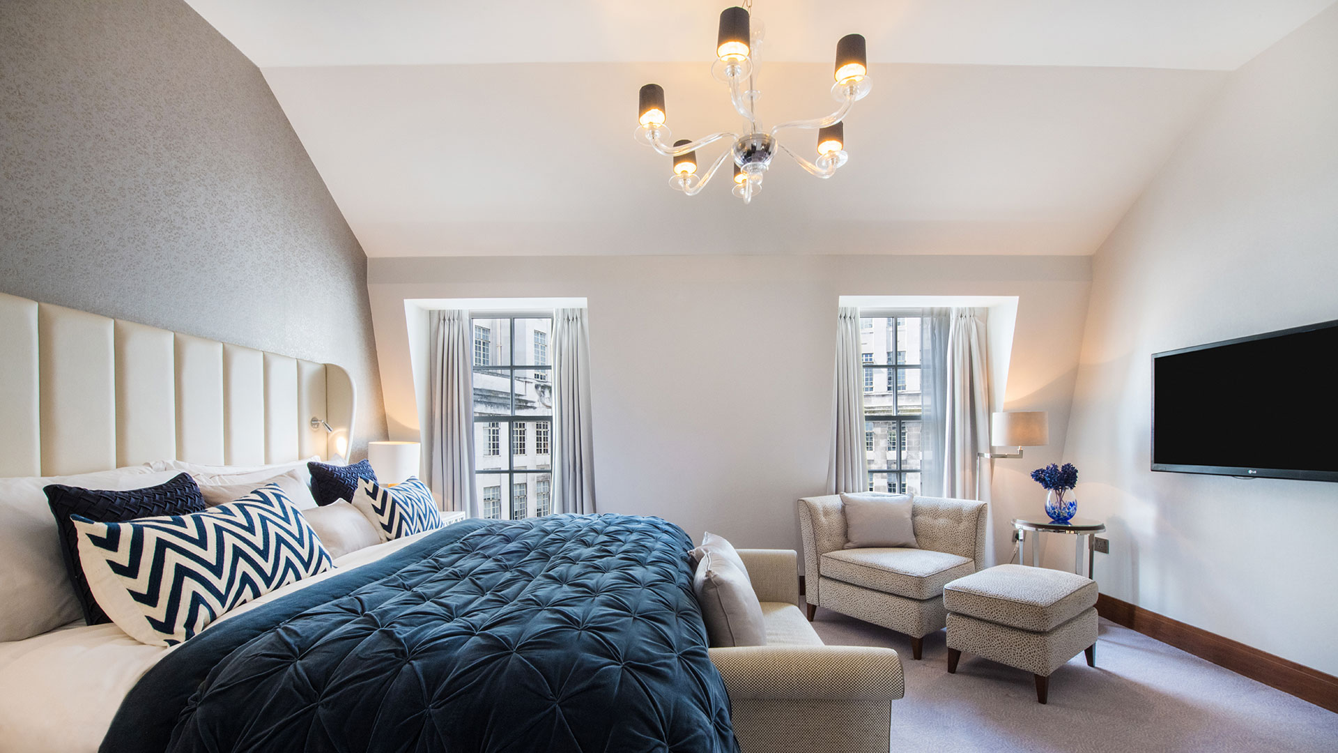 Wake up to London’s top attractions on your doorstep at Conrad London St. James. Image courtesy of Hilton. A suite at Conrad London St. James Hilton decorated in blue and white