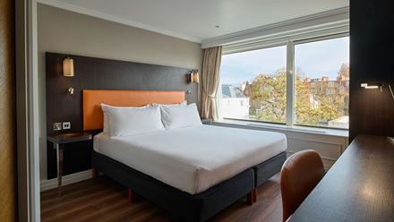Stay in a spacious guest room at DoubleTree by Hilton London Hyde Park. Image courtesy of Hilton.