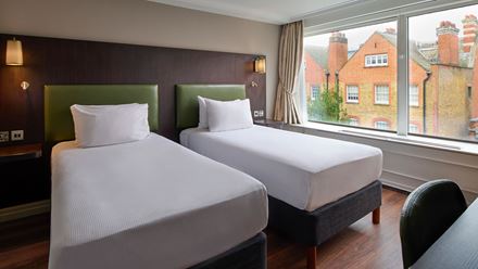 Relax in comfort in a modern room close to Kensignton Palace at Hyde Park. Image courtesy of Hilton.