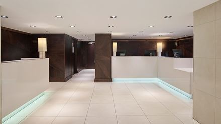 The modern looby at DoubleTree by Hilton London Hyde Park. Image courtesy of Hilton.
