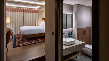 Guest room and bathroom at DoubleTree by Hilton London West End. Image courtesy of Hilton.