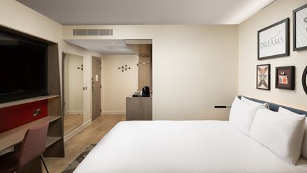 Experience spacious rooms and modern facilities at Hampton by Hilton London City. Image courtesy of Hilton.