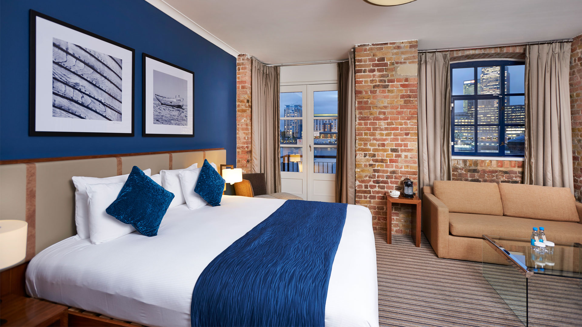 Nehmen Sie die Fähre, um London vom DoubleTree by Hilton London - Docklands Riverside aus zu erkunden. Bild mit Genehmigung von Hilton. Zimmer mit Stadtblick im DoubleTree by Hilton London - Docklands Riverside.