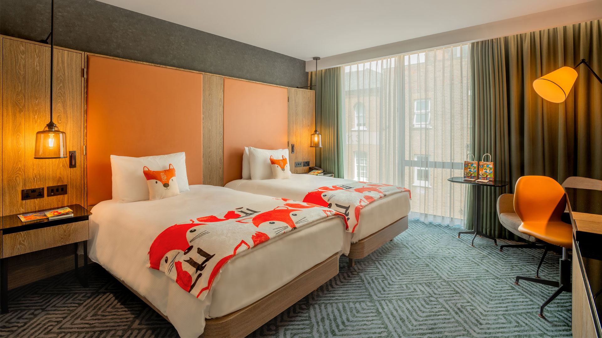 Profitez des chambres familiales spacieuses de l'hôtel Hilton London Bankside. Avec l'aimable autorisation de Hilton. Lits simples sont disposés dans une chambre familiale avec des couvertures avec des motifs renard au Hilton London Bankside.