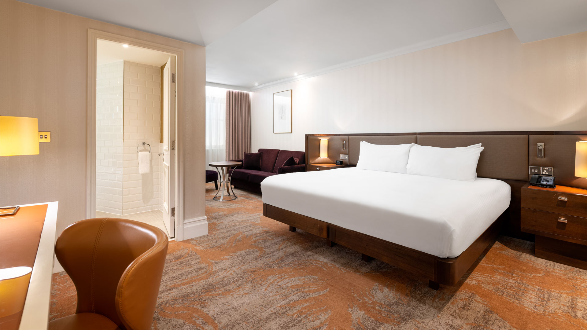 Genießen Sie einen geräumigen und komfortablen Aufenthalt im Hilton London Hyde Park. Bild mit Genehmigung von Hilton. Geräumiges Zimmer mit eigenem Bad im Hilton London Hyde Park.