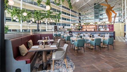 Experience modern dining at Hilton London Heathrow Airport. Image courtesy of Hilton.